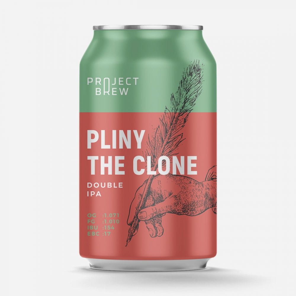 En boks med Project Brew Pliny the Clone - Double IPA - allgrain ølsett har en hånd som holder en fjærpenn på den røde og grønne etiketten - ideell for Double IPA-entusiaster som er på jakt etter en allgrain ølsett.