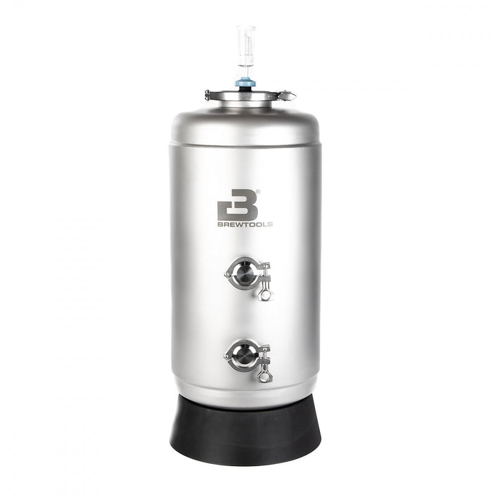 The Brewtools MiniUni 30+ Tank med standard tilbehør features two front valves, a top-mounted airlock, and the Brewtools logo. It stands on a black base against a plain white background.