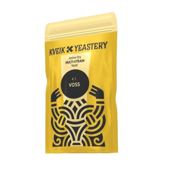 En gul pose med 300 g K.1 Voss Kveik - Original kultur by Kveik Yeastery har et svart og hvitt geometrisk design inspirert av Sigmund Gjernes, og lover en autentisk norsk bryggeopplevelse.