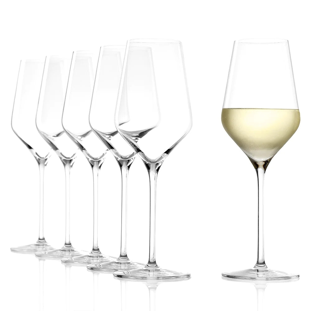 Seks Stölzle Lausits QUATROPHIL Hvitvinsvinglass 405 ml (6 stk) står på rekke og rad; fem er tomme, og det lengst til høyre inneholder hvitvin.