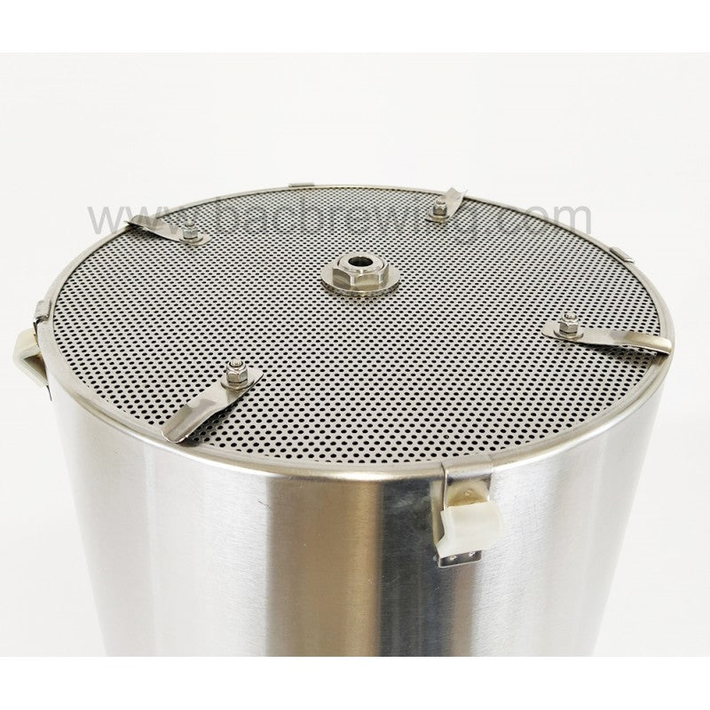 En sylindrisk beholder i rustfritt stål med BacBrewing Ny silbunn for Grainfather G30 perforert metallokk, festet med fire metallspenner og en bolt i midten.
