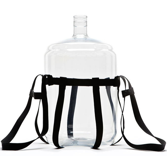 The Vintage Shop's Carboy Carrier - løftestropper til gjæringskar - er en sele med justerbare stropper som er designet for komfortable løft av store gjæringskar i glass.