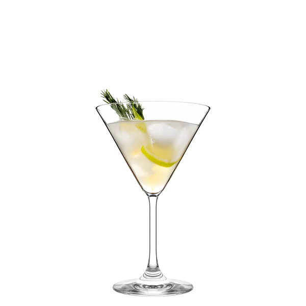 Et Stölzle Lausitz Cocktailglass Professional 250 ml, fylt med en klar cocktail, isbiter, sitronskive og rosmarinkvist, er avbildet mot en hvit bakgrunn.