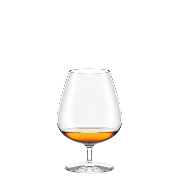 Et Stölzle Lausitz Cognac-glass Grandezza 610 ml, fylt med en liten mengde konjakkfarget væske, vises mot en vanlig hvit bakgrunn.