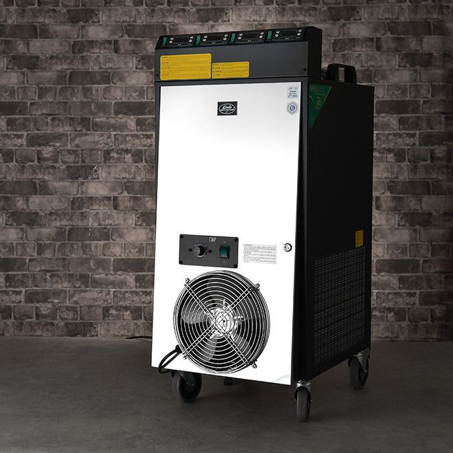 En stor industriell avfukter med kontrollpanel og ventilasjonsvifte, på hjul ved en grå murvegg - perfekt for bruk sammen med Lindr CWP 300 4X Pump 4X Thermostat NEW Green Line for gjæringstanker i profesjonelle bryggelokaler.