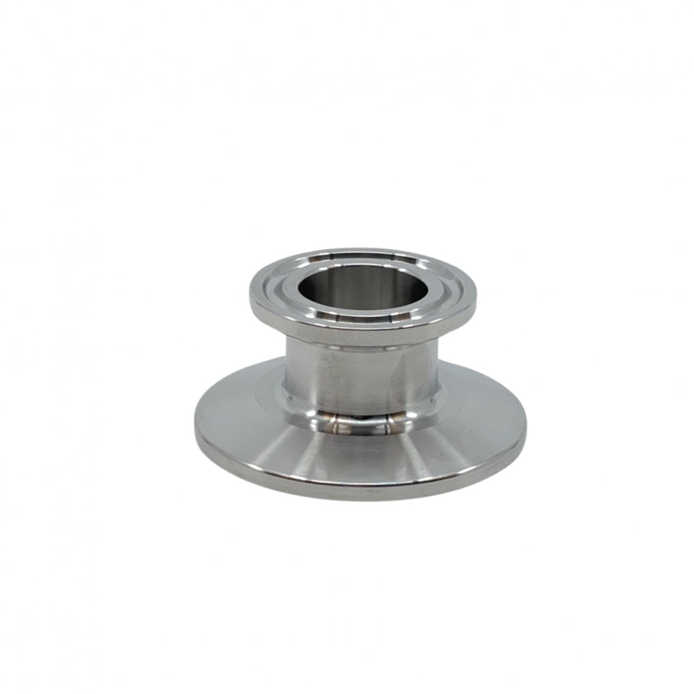 Overgang fra 34mm til 1,5" Tri-Clamp (Lav type) fra Brewshop er en 304 rustfritt stålkomponent med en bred base og sentral sylindrisk åpning, vist på en hvit bakgrunn.