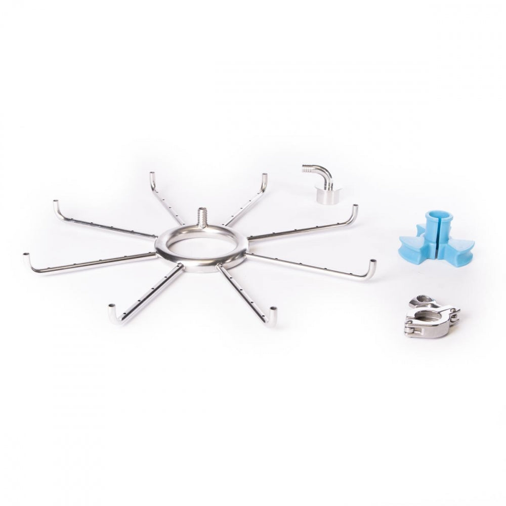 Brewtools Sirkulasjonsmanifold L for B150Pro inkluderer et metallstativ med åtte armer, en liten klemme, en blå plastkobling og et L-formet stykke - ideelt for mesking og sirkulasjonsmanifoldoppsett. Alle elementene er vist på hvit bakgrunn.
