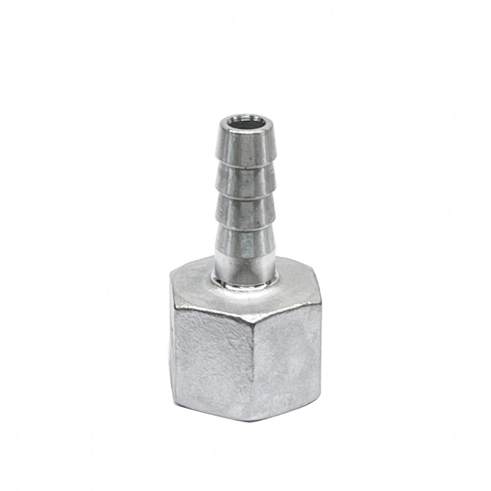 Nærbilde av Brewshop Slangenippel hunn 1/2" FPT x 3/8", laget av 304 rustfritt stål, med sekskantet mutterbunn og riflet munnstykke for sikker slangeinnfesting.
