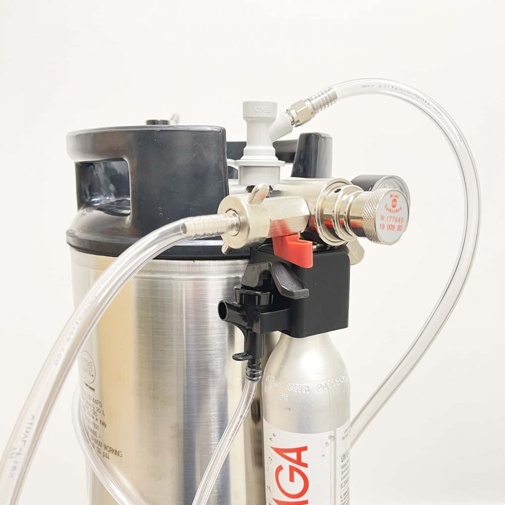 Hiwi Holder for Sodastream flaske er et piknik-ølslangesett og regulatorsett (Hiwi) for Corneliusfat, designet for enkel drikkeutskjenking med klare slanger og sikre tilkoblinger.