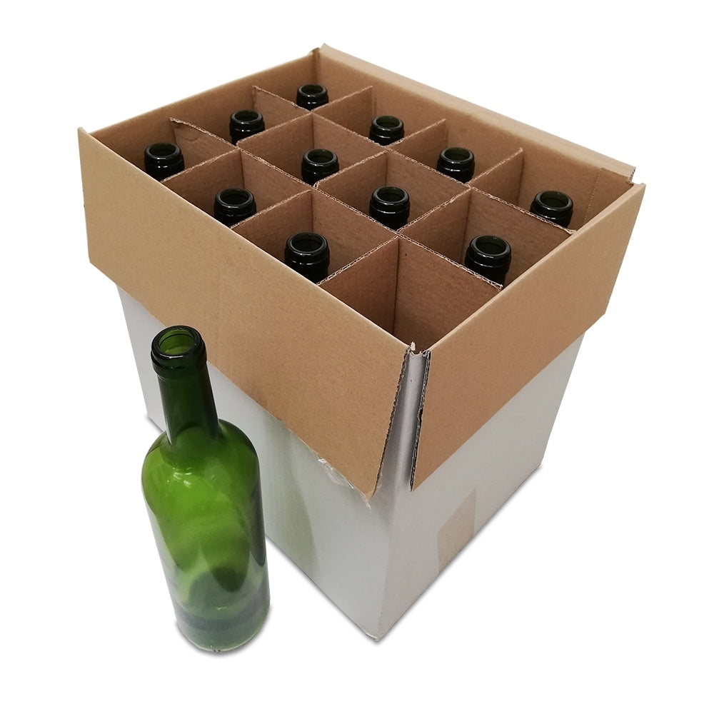 Handcraft Supplies Grønne vinflasker 75cl - Eske med 12stk: En åpen eske med tolv tomme, grønne glassflasker, med én flaske plassert utenfor, på hvit bakgrunn.