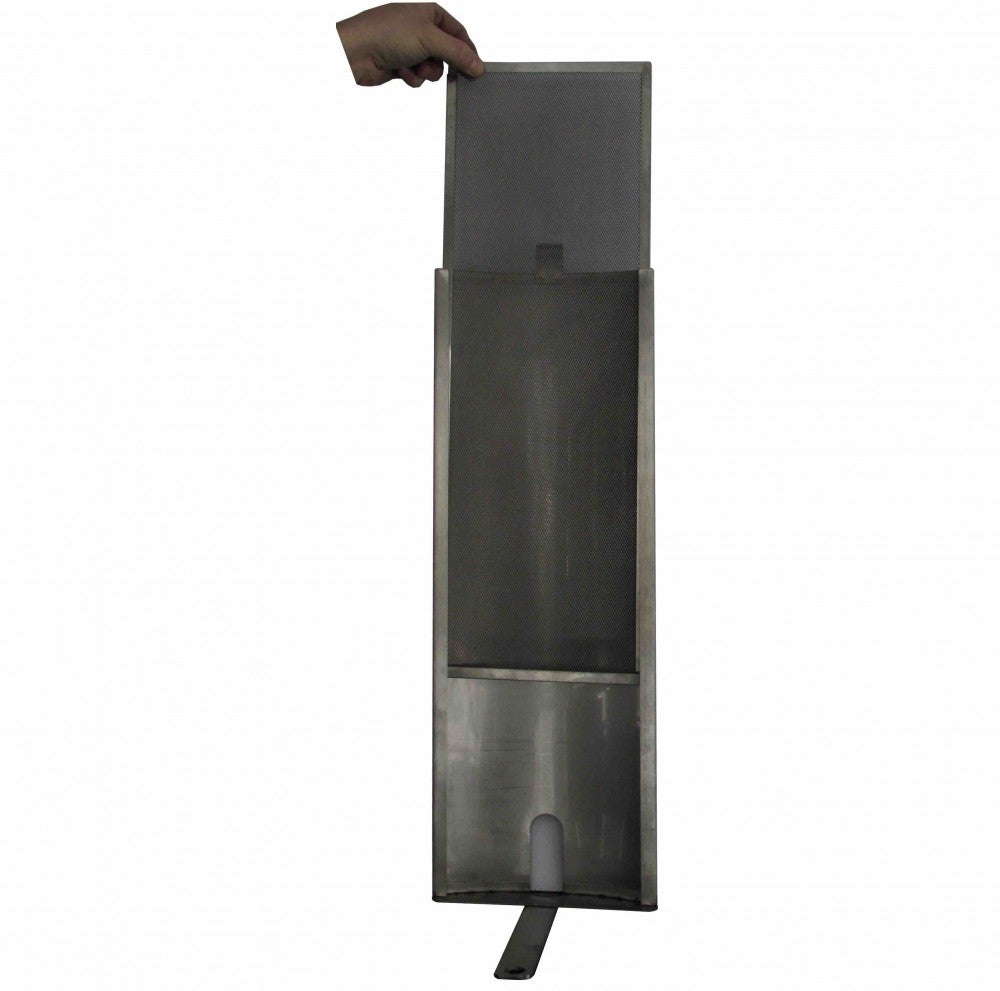 En hånd holder et Camurri Internal Wall Filter for CB50, laget av rustfritt stålnett, delvis satt inn i den matchende Camurri-merkede metallrammen med en utskjæring i bunnen.