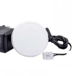 Lindr Transformator til Taplite er avbildet: en rund, hvit LED-panellampe med svart strømadapter, påmontert kabel og hvit kontakt på en ensfarget bakgrunn.