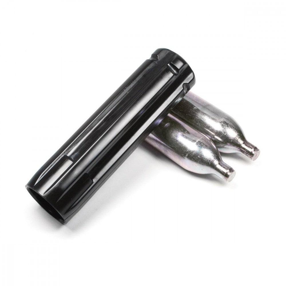 En svart 16 gram CO2-hylse i plast for uKeg fra GrowlerWerks inneholder to sølvfargede patroner, delvis satt inn, på en hvit bakgrunn.