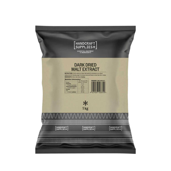 En 1 kg pakke med Handcraft Supplies Spraymalt - Mørk Maltekstrakt har næringsinformasjon trykt på forsiden.
