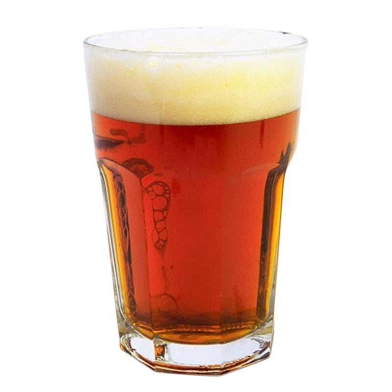 Et klart glass fylt med ravfarget Brewolution Irish Red Eyes Ale - allgrain ølsett, toppet med skum, står mot en enkel hvit bakgrunn.