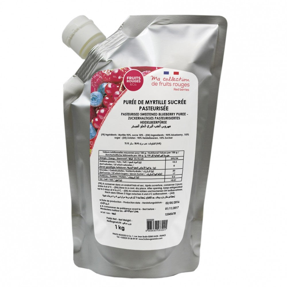 En 1 kg sølvfarget pose med pasteurisert, søtet Blåbærpuré fra Fruits Rouges & Co, med en hvit etikett med produktinformasjon og et rødt og blått toppdesign.