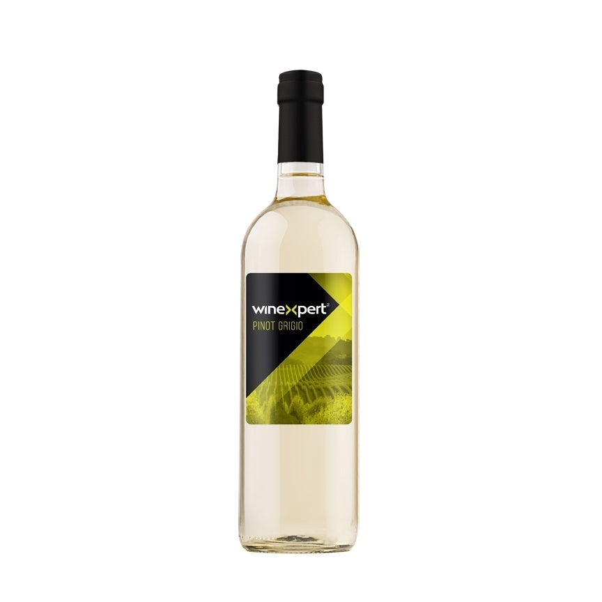 En klar glassflaske med Winexpert Reserve Vinsett - Pinot Grigio, Italia har en elegant svart og gul vingårdsetikett - ideell for de som ønsker et italiensk Pinot Grigio-sett av høy kvalitet.