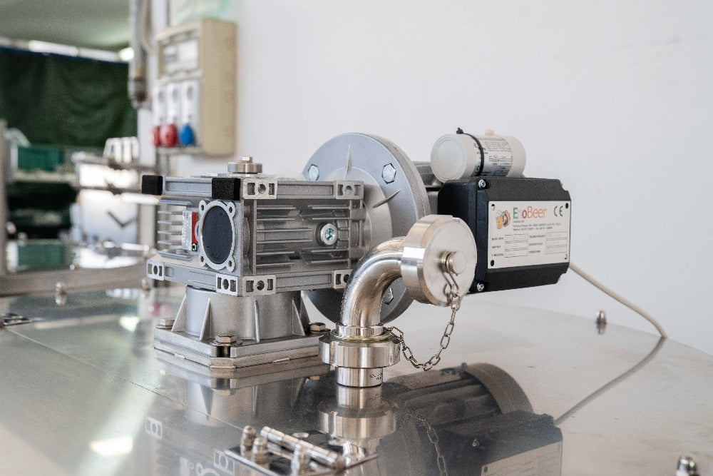 Nærbilde av EnoBeer Enobrau 500 Professional Flame gassfyrt brygghus med pumpe og motor, montert på en metallisk overflate, med EnoBrew-Touch kontrollpanel i en verkstedinnstilling.