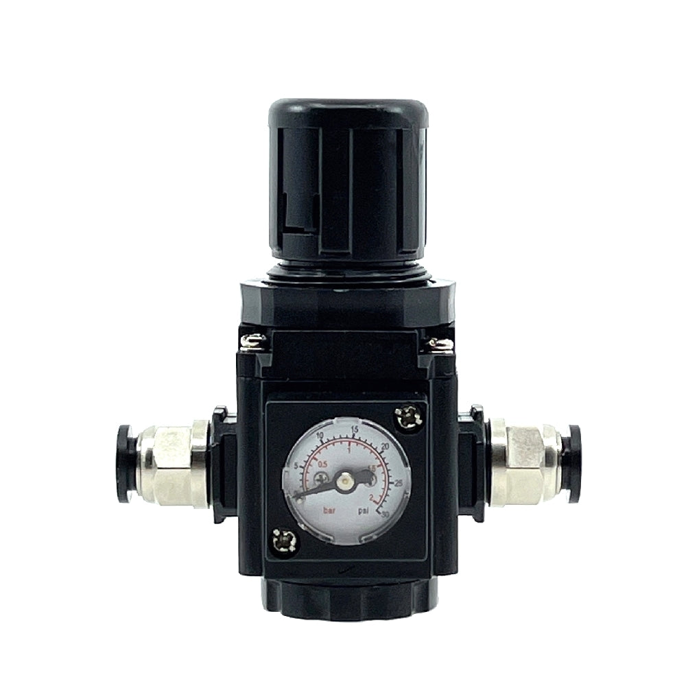Project Brew Inline CO2 Regulator 0-2 bar har en sentral trykkmåler, doble inntaks-/utløpskoblinger i metall og en svart justeringsknott; perfekt som sekundær regulator for hjemmebryggere. Merkevare: Project Brew.