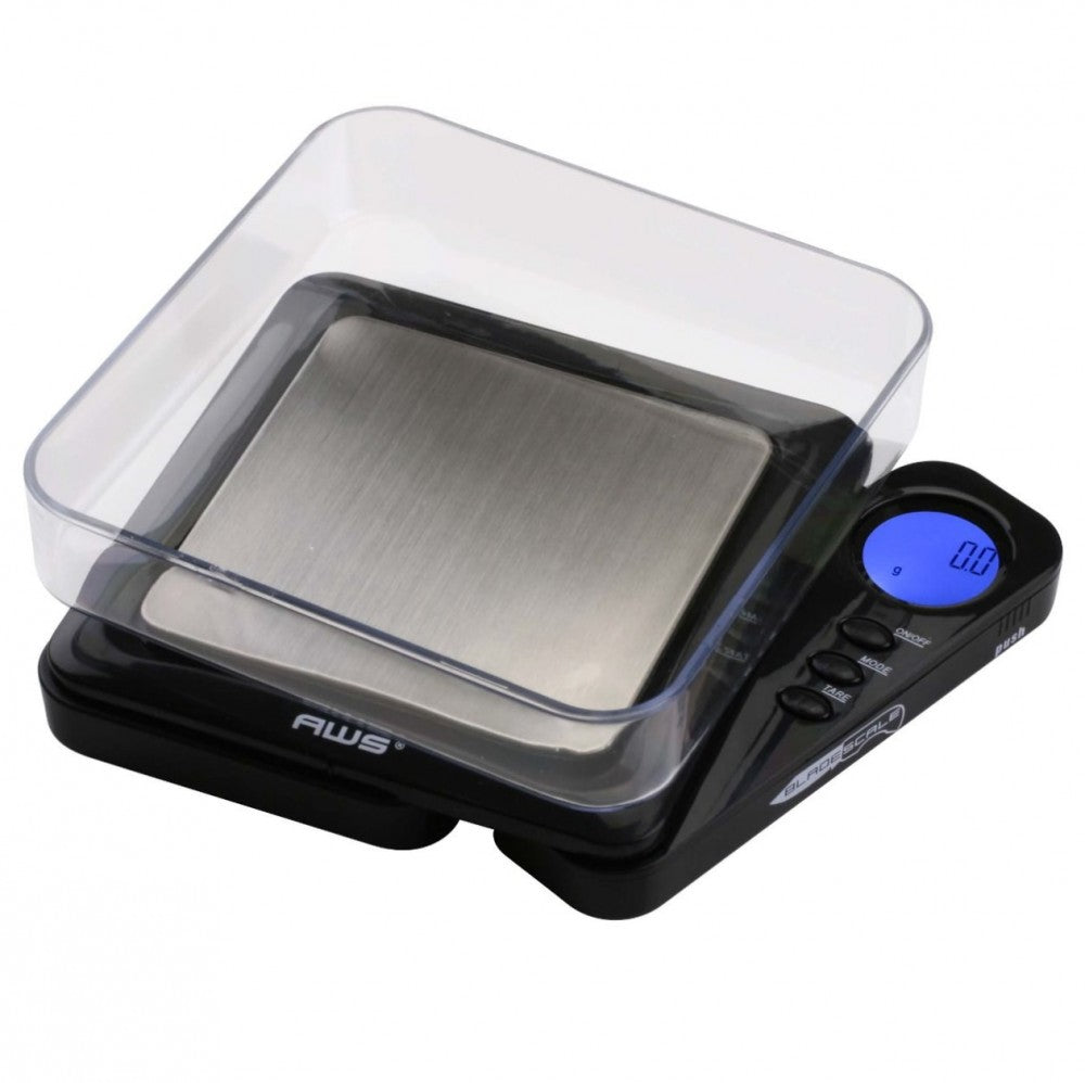 Vekt 1000g - Blade Scale fra American Weigh Scales er en elegant digital kjøkkenvekt med en plattform i rustfritt stål, et gjennomsiktig brett og en blå LCD-skjerm som viser 0,0 g - ideell for presis veiing på kjøkkenet opp til 1 kg.