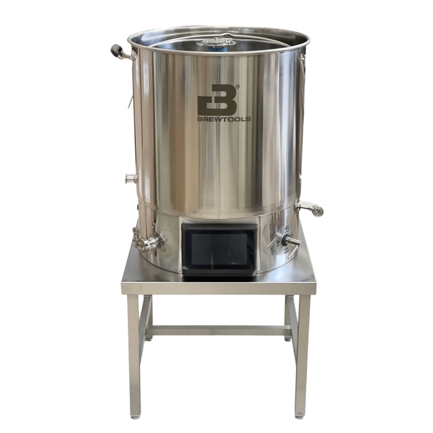 En Brewtools bryggekjele i rustfritt stål med to tapper, digitalt display og lokk er plassert på et Hendi Bord av rustfritt stål (550 x 550 x 450 mm) for optimal støtte og hygiene.