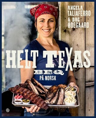 En kvinne med rød bandana presenterer Helt Texas, Kokebok av Angela Taliaferro & Dag Ødegaard - autentisk BBQ-kjøtt og tilbehør. Røyken bølger bak. BBQ Shops perfekte kokebok til din neste norske grillfest!.