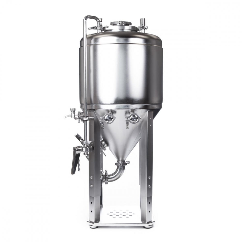 Brewtools F100 Unitank er en fermenteringstank i rustfritt stål med flere ventiler og beslag, designet for profesjonelle hjemmebryggere. Den står på en metallramme som fremhever Brewtools' kvalitetsmerke mot en hvit bakgrunn.