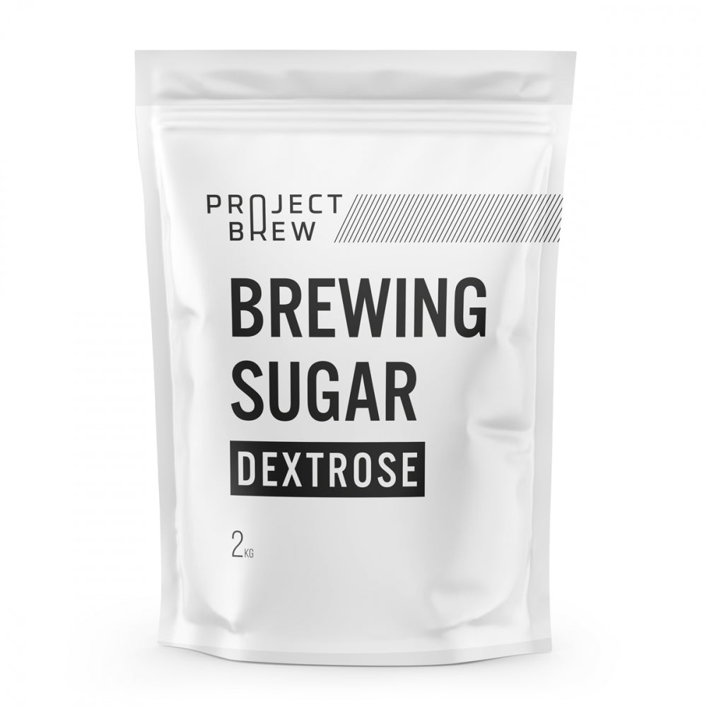En hvit, gjenlukkbar pose merket Project Brew Brewing Sugar - 100% Dextrose 2kg (Sukker) står oppreist mot en hvit bakgrunn - ideell for sukkerlake eller karbonering av øl.