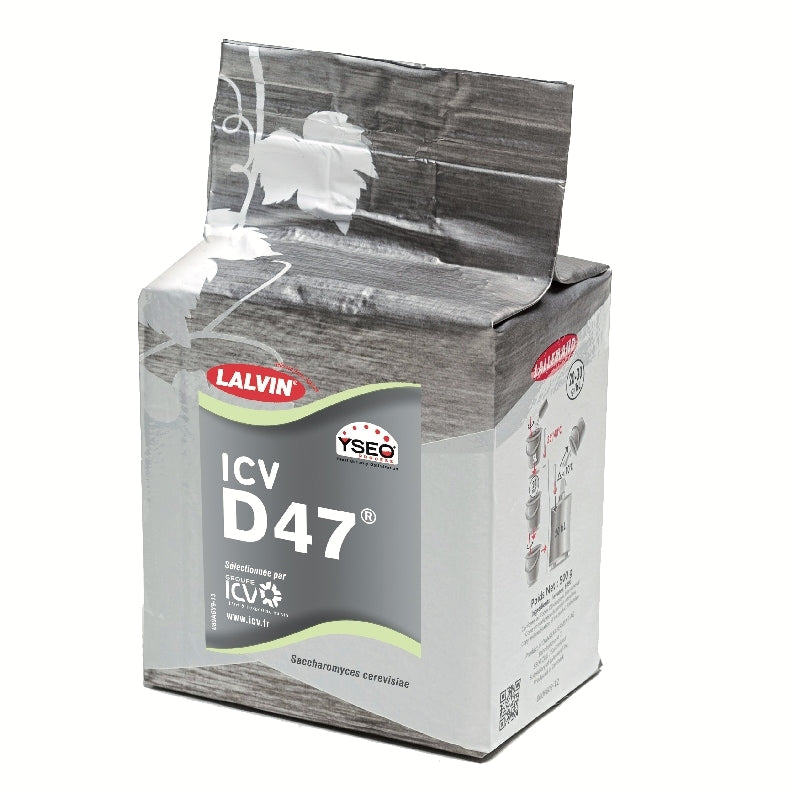 En sølvgrå pakke med Lallemand Lalvin ICV D47 Vingjær 500 g vises stående med synlige front- og sideetiketter, perfekt til å lage vin og mjød.
