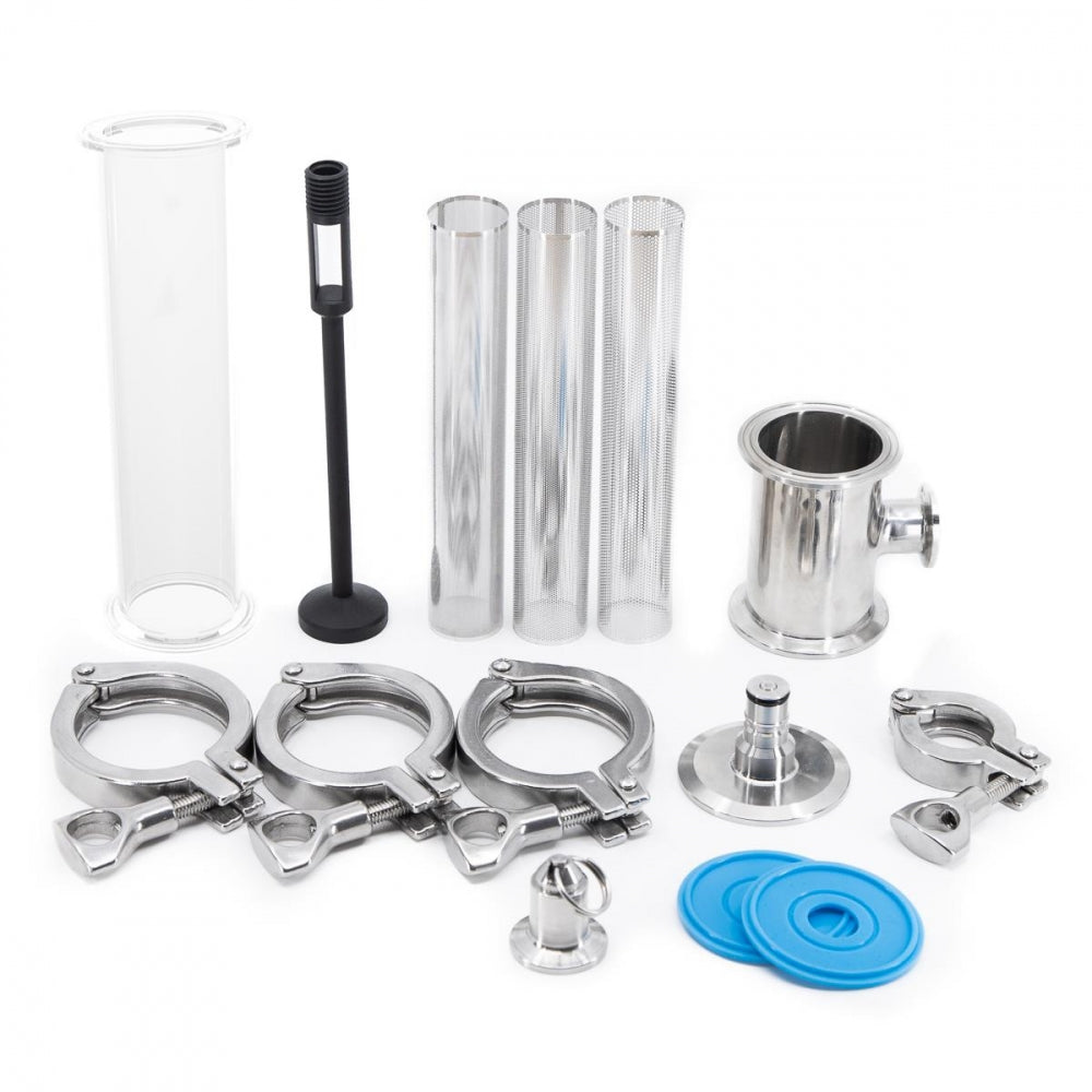 Brewtools Inline Filter Kit, 2" TC m/Ball Lock, inneholder klemmer, nettingrør, tetninger, en gjennomsiktig sylinder og beslag - alt laget av rustfritt stål og silikon - arrangert på en hvit bakgrunn.