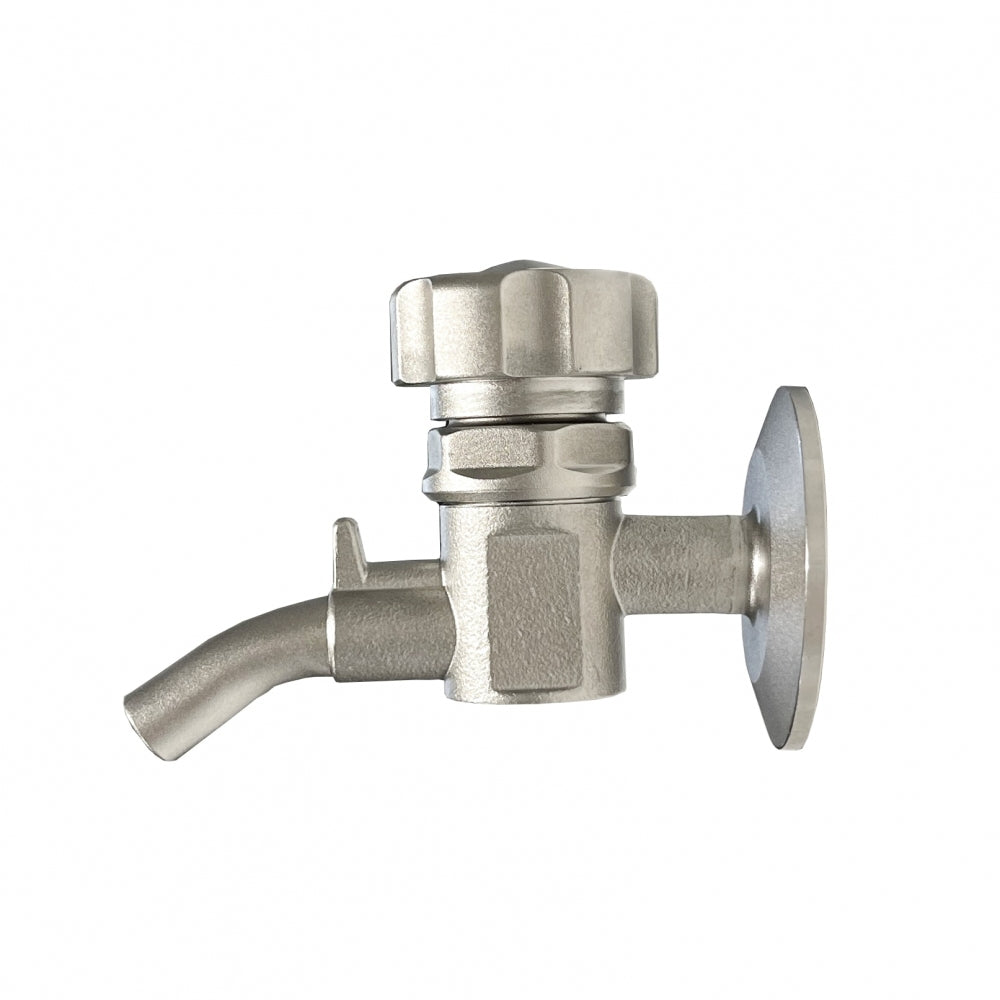 Brewshop 1,5" Tri-Clamp Sample Valve, laget av rustfritt stål 304 med rundt håndtak og veggflens, er designet for rørleggerinstallasjoner og vist mot en hvit bakgrunn.