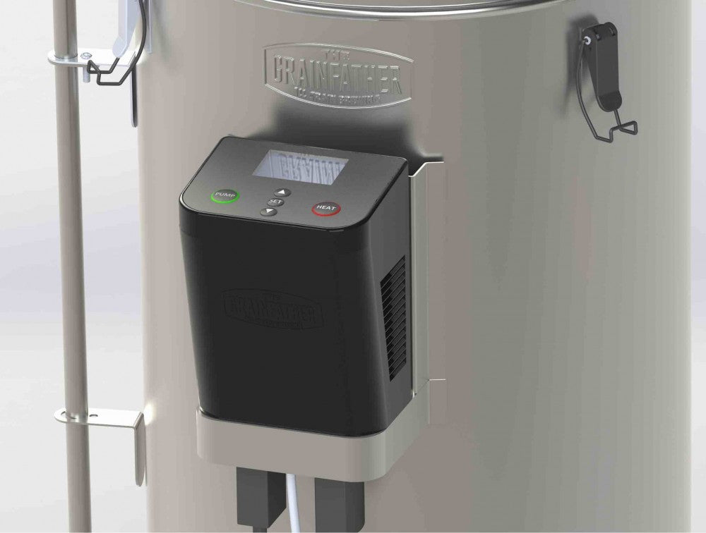 Nærbilde av Grainfather G30 Connect Control Box, som viser displayet og knappene som er festet til et stort Grainfather-bryggesystem, med Bluetooth-tilkobling for automatisert bryggingskontroll.