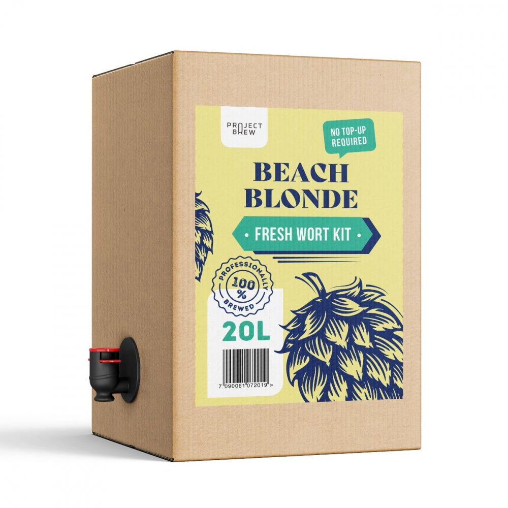 Beach Blonde Fresh Wort Kit fra Austmann på 20 liter, designet for hjemmebrygging av American Blonde Ale, leveres i en pappeske med kran og blågul illustrert etikett.