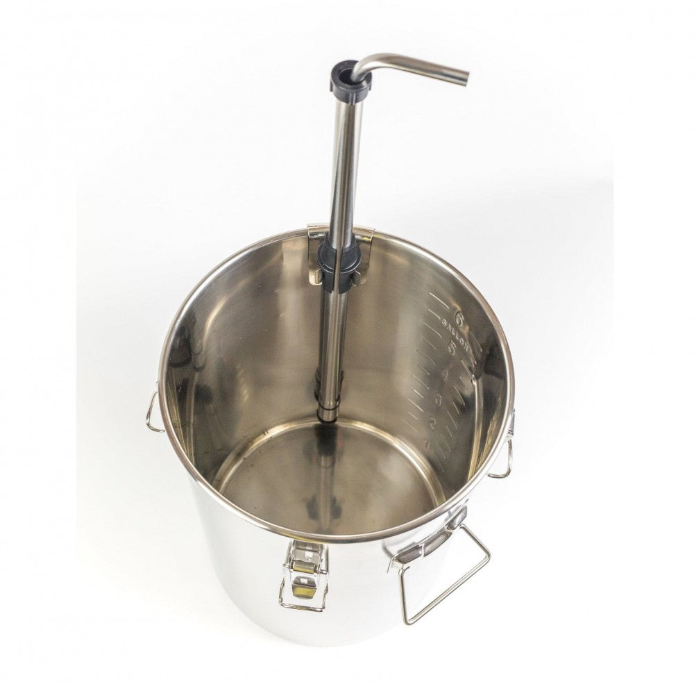 Brewsssential BrewSSSiphon Basic Kit har en beholder i rustfritt stål med målmarkeringer, sidehåndtak og et innvendig autohevert av rustfritt stål - ideelt for hjemmebrygging.