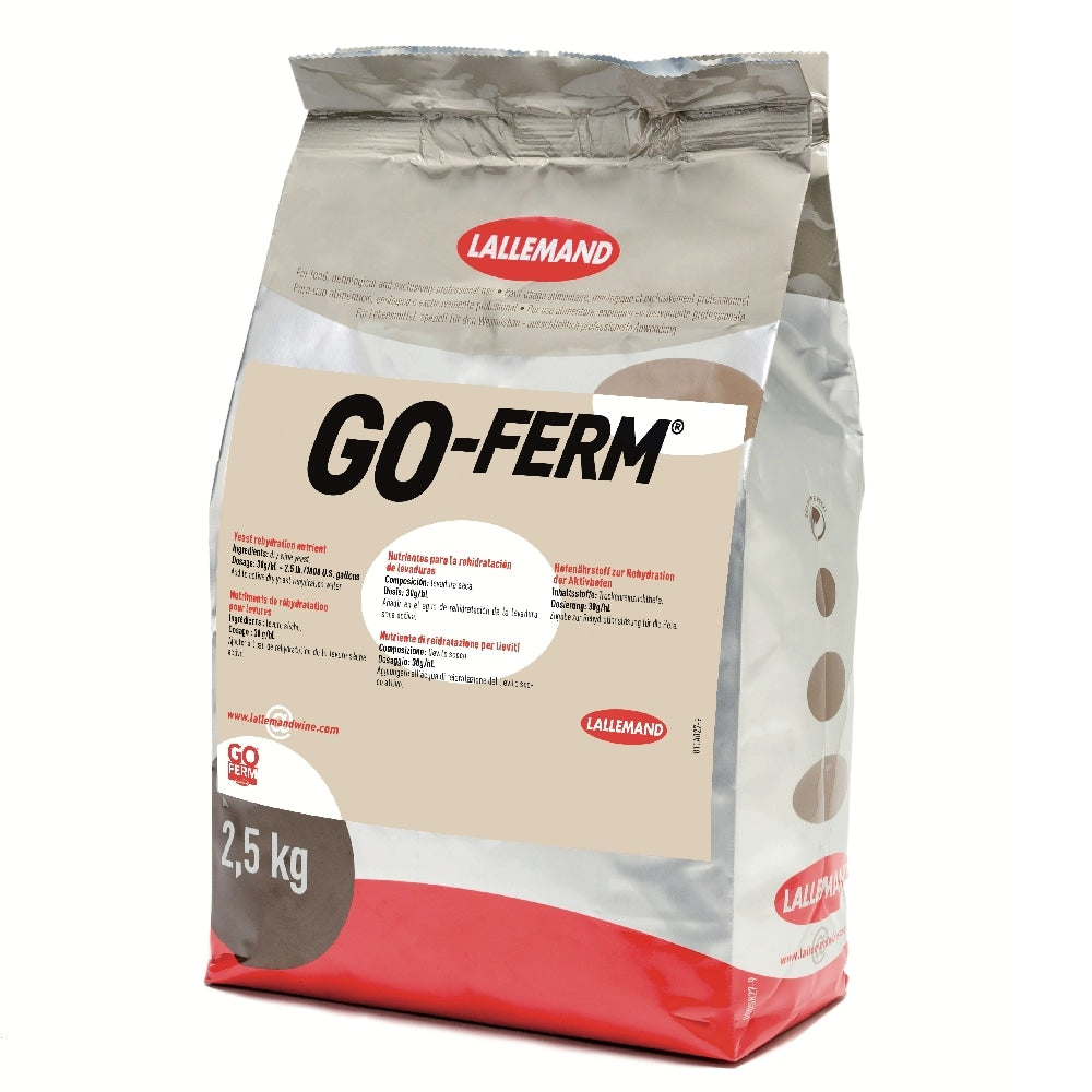En forseglet 2,5 kg pose med Lallemand Go-Ferm gjærnæring for gjær rehydrering står oppreist med etiketten synlig. Dosering: 30 g/hl.