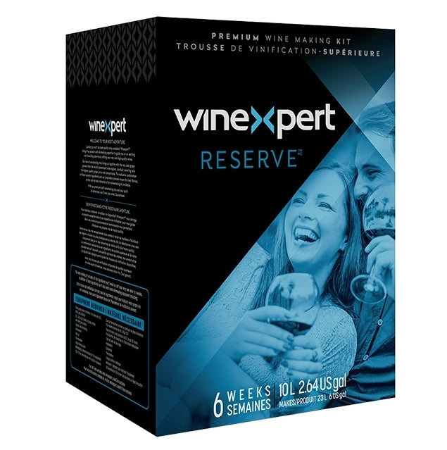 Winexpert Reserve Vinsett - Riesling, California er et førsteklasses hvitvinsvinsett som lager 10 liter vin på 6 uker. På esken ser du mennesker som smiler og holder vinglass.