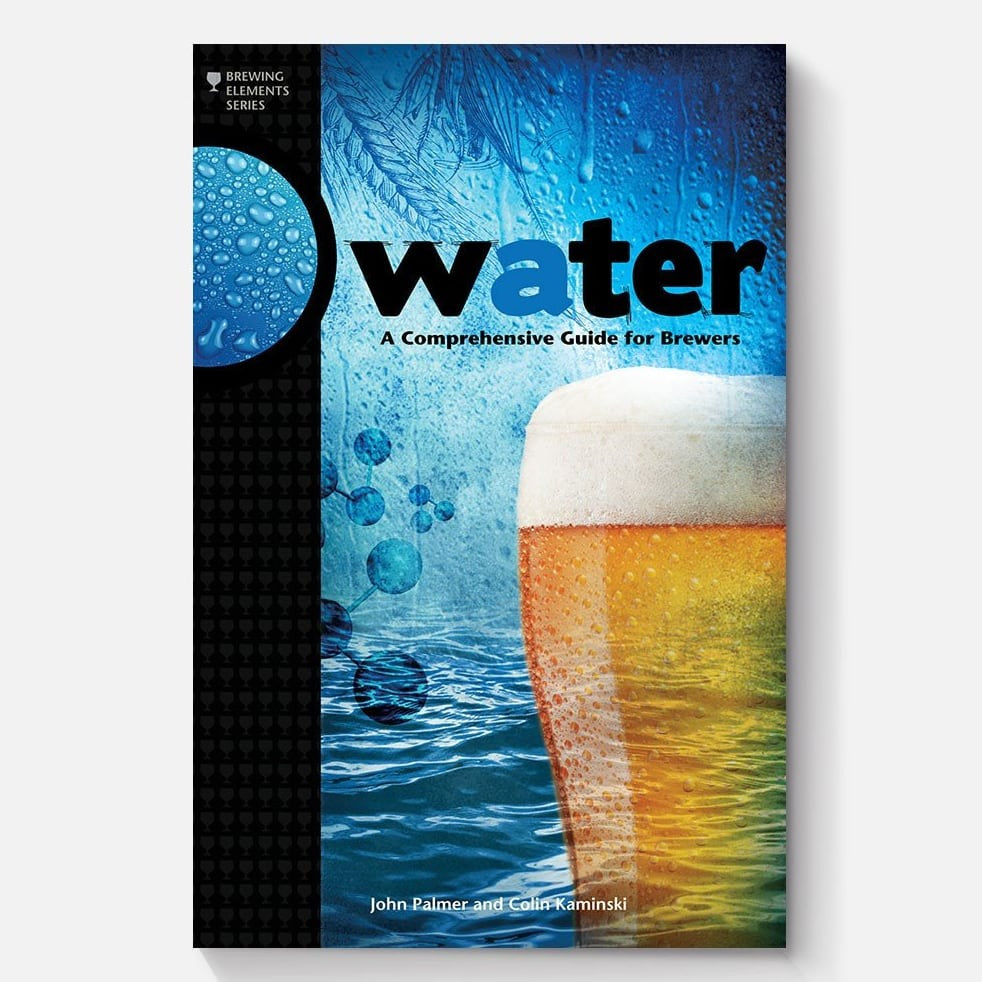 Vann: A Comprehensive Guide for Brewers by Brewshop inneholder et nærbilde av et ølglass med vannbilder - en viktig ressurs om bryggevann og dets rolle i øl.