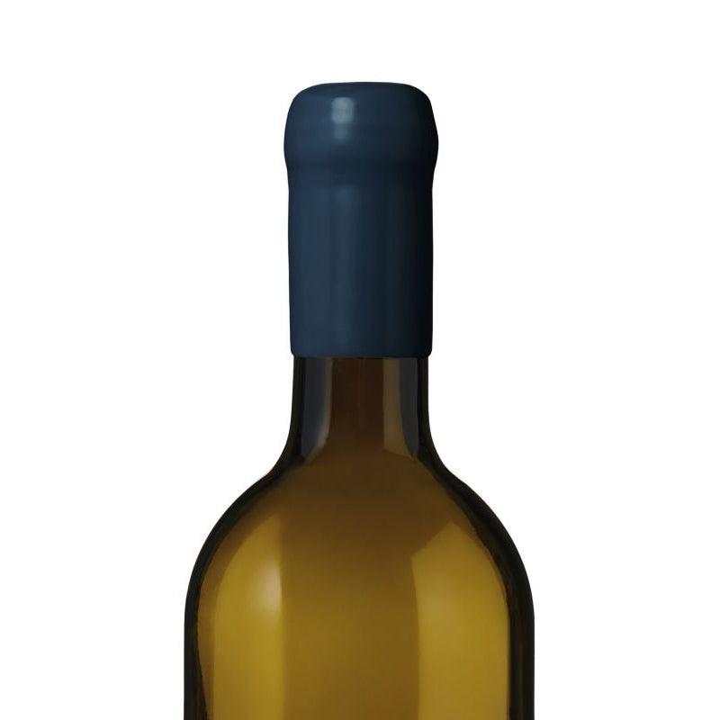 Nærbilde av halsen på en vinflaske forseglet med Sincera Sistemi flaskevoks 100g - Dark Blue BU011, mot en vanlig hvit bakgrunn.