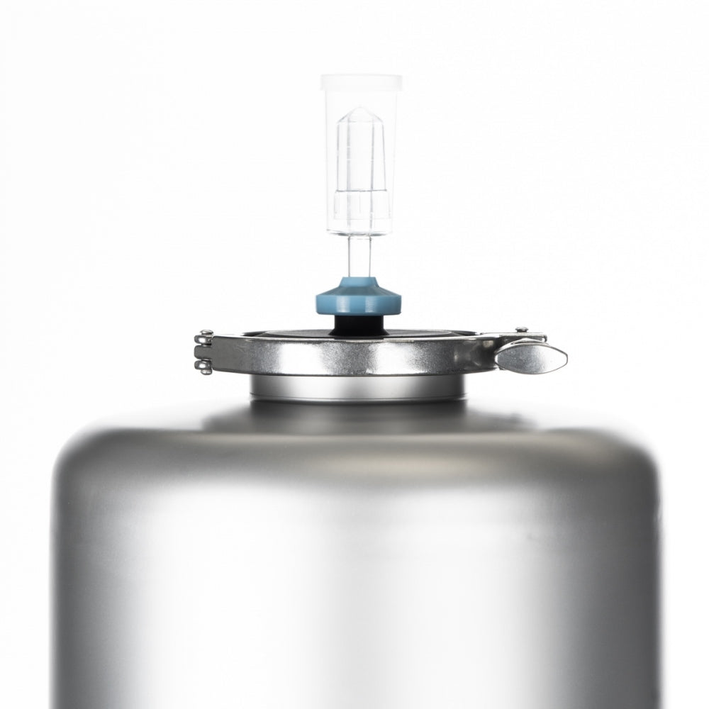 Nærbilde av Brewtools MiniUni 20 - Tank med standard tilbehør, en tank i rustfritt stål fra Brewtools med en luftsluse i gjennomsiktig plast på lokket. Perfekt til øllagring og trykkgjæring.