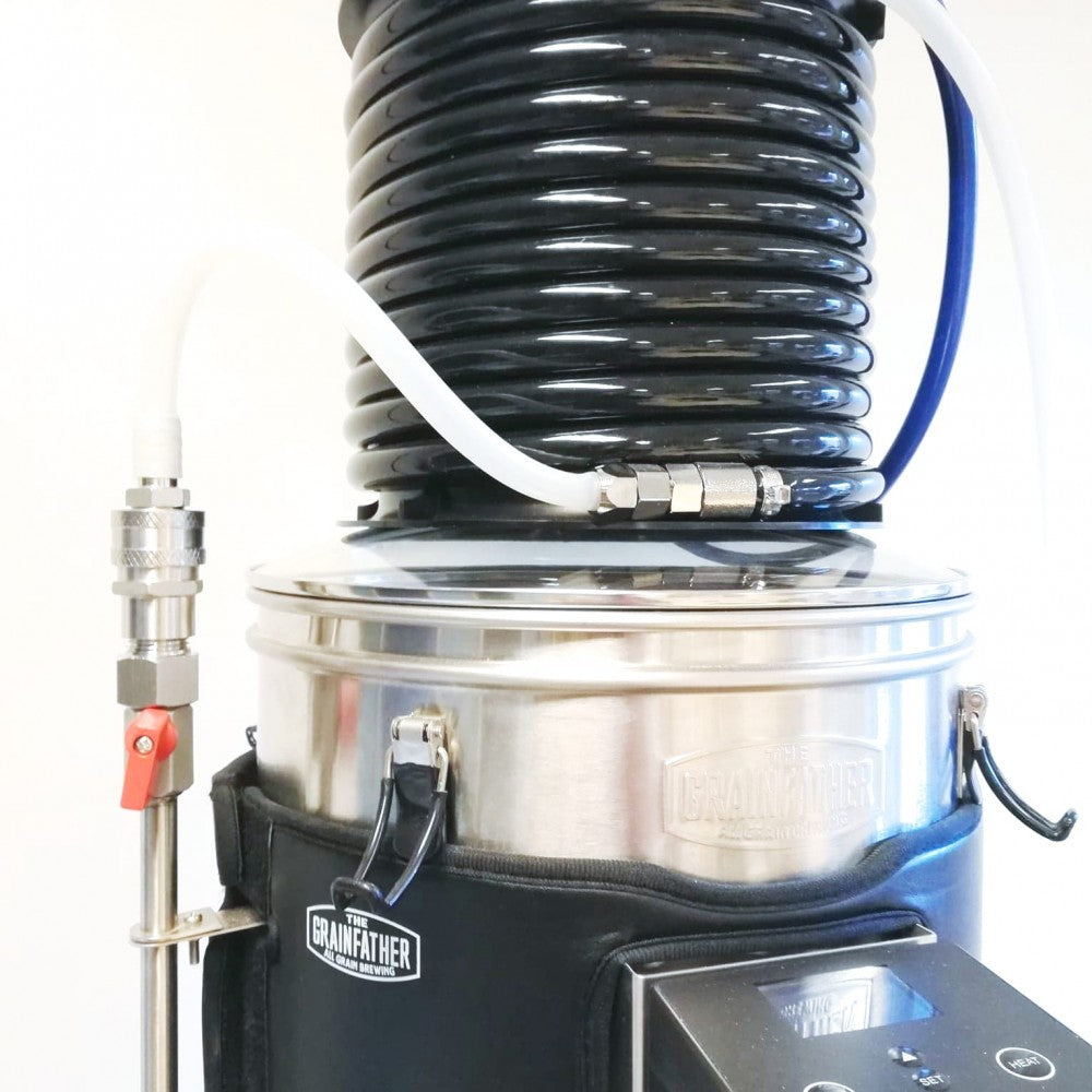 Nærbilde av Grainfather Quick Connect Kit fra Grainfather, som består av et bryggesystem i rustfritt stål med opprullet svart slange, resirkuleringsarm og ulike hurtigkoblinger.