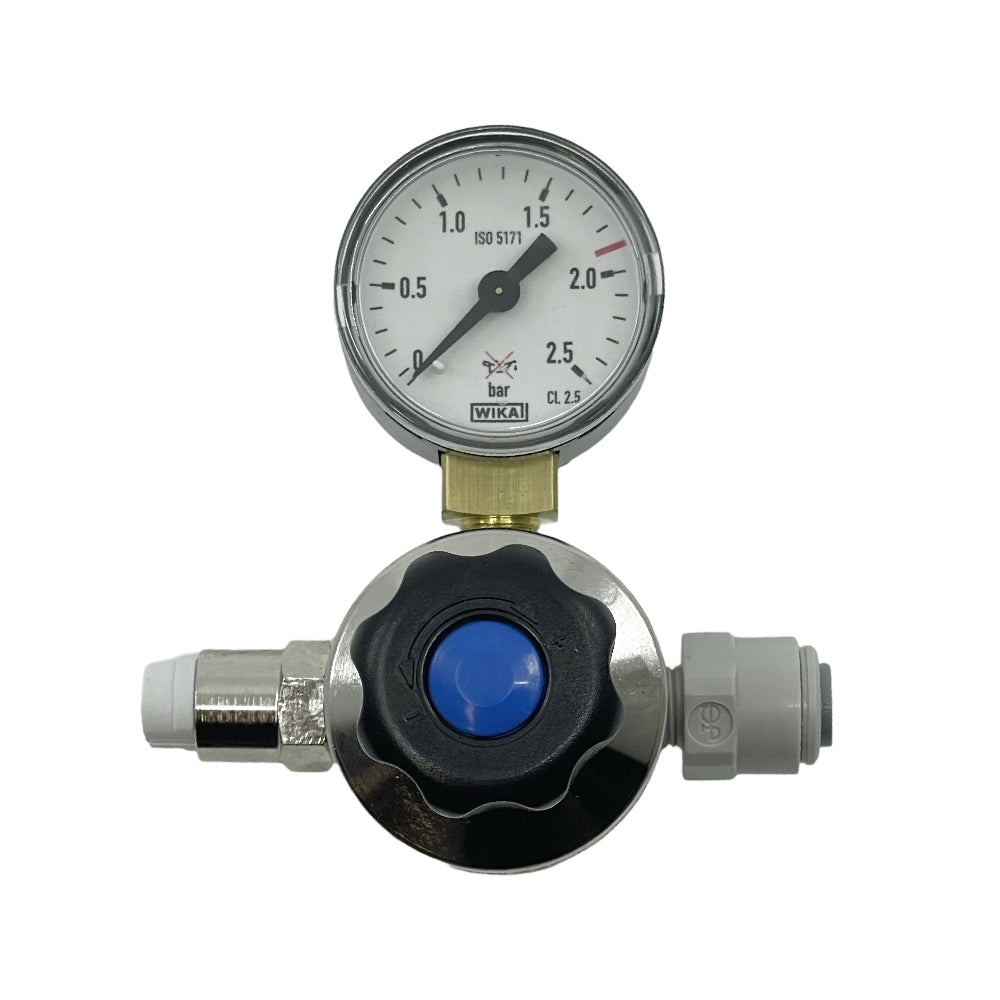 Oxyturbo Minor O2-oksygenregulatoren har et manometer på opptil 2,5 bar, en blå knott i midten og 1/4" John Guest-slangekoblinger på begge sider.