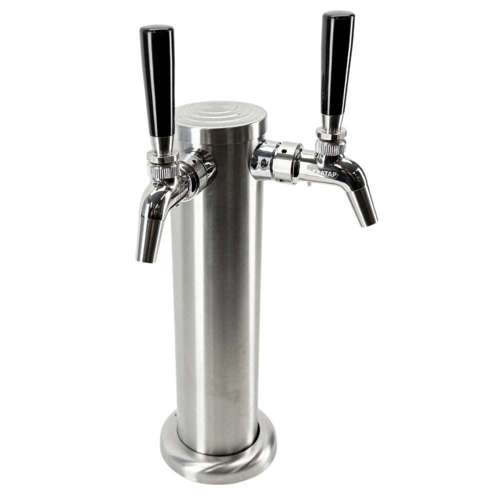 Keg King FasTap Font Kit er et tappetårn sett i rustfritt stål med 2 kraner og svarte kranhåndtak, ideelt for å oppgradere kegeratoren din - her vist med en rund base mot en hvit bakgrunn.