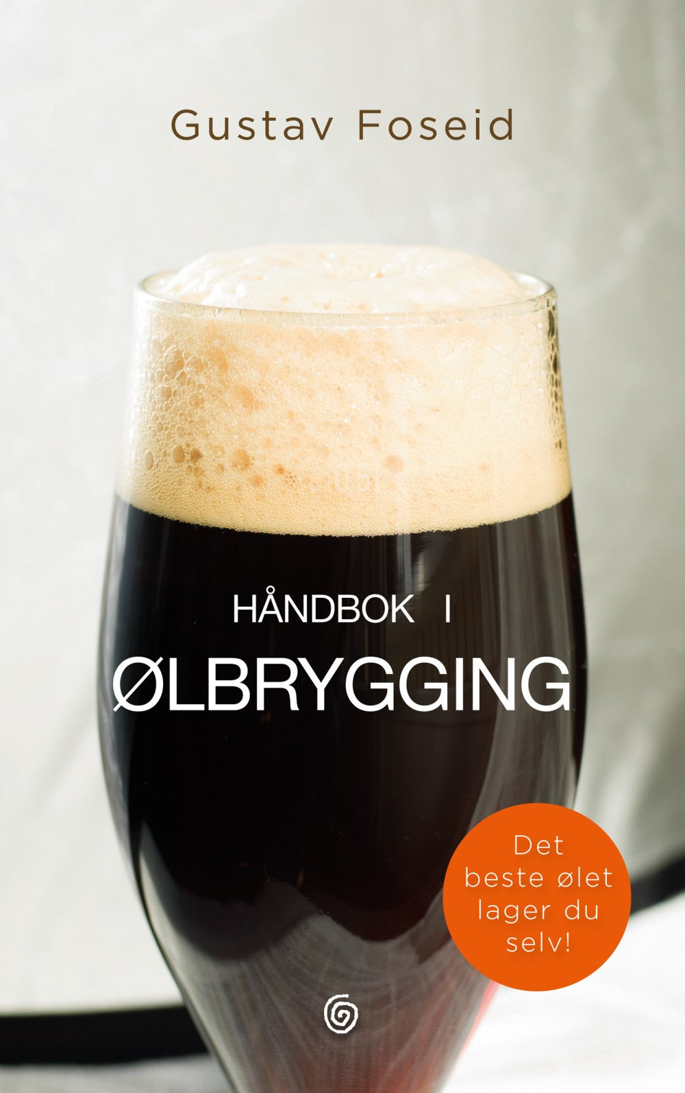 Et glass mørkt øl med skum på forsiden av "Håndbok i ølbrygging" fra Brewshop, perfekt for deg som er interessert i hjemmebrygging. På et oransje klistremerke står det "Det beste ølet lager du selv!".