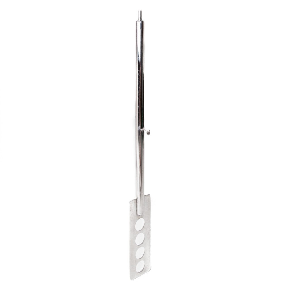 Brewtools Meskespade er en lang metallspade med et rektangulært blad med fire sirkulære hull nær håndtaket og en krok slik at den kan henges på kanten for enkel oppbevaring.