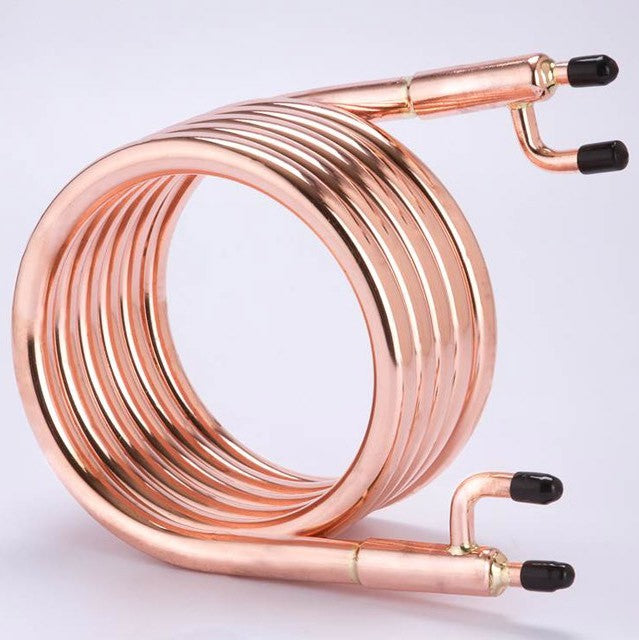 ZChiller - Motstrømskjøler (1/2" NPT) fra ZChiller er en kveilet kobberrørkjøler med to rørender, hver med en svart gummikobling, vist mot en vanlig hvit bakgrunn.