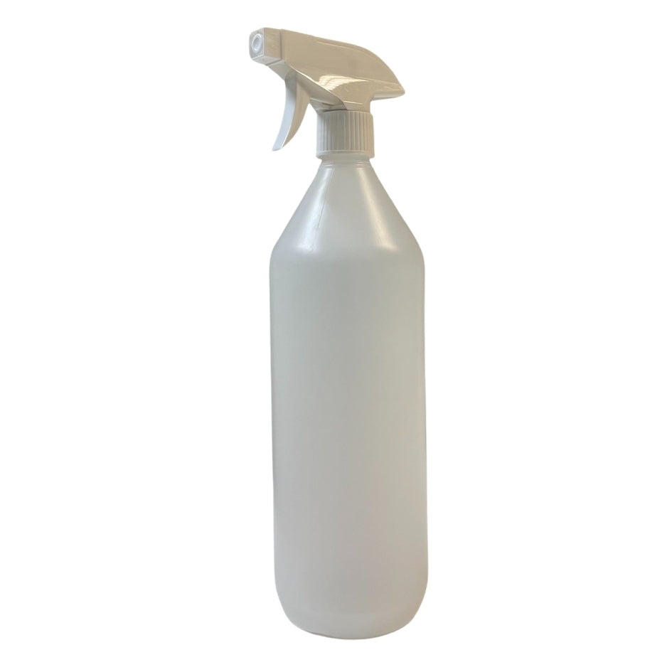 Brewshop Sprayflaske 1000 ml LDPE er en vanlig hvit sprayflaske i plast med avtrekkerdyse, vist stående oppreist på en hvit bakgrunn.