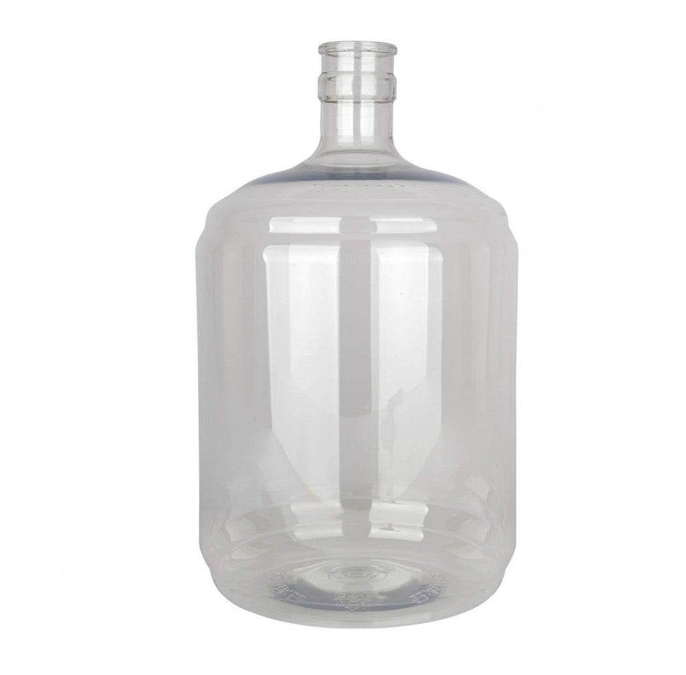 Vintage Shop PET Gjæringskar 11L er en klar, stor plastgjæringskar med smal hals og bred kropp, ideell til hjemmebrygging eller bruk med silikonpropp D47-55. Står oppreist mot en hvit bakgrunn.
