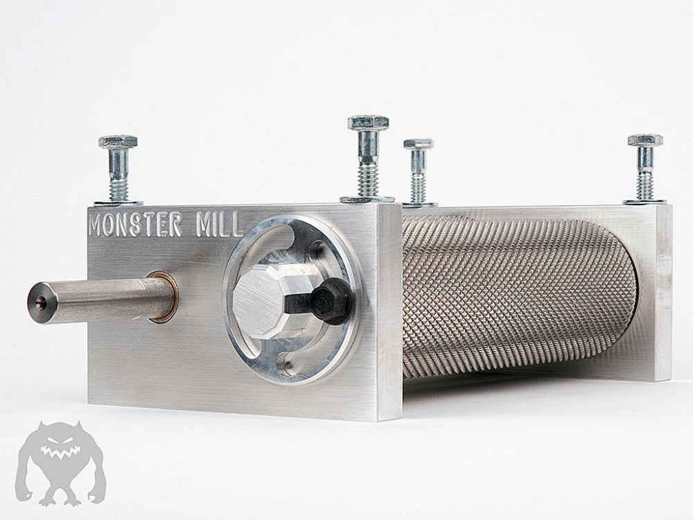 Monster Brewing Hardware Monster Mill MM2-Pro HT, komplett med base og trakt, er en rustfri maltmølle med to rillede valser og justerbare knotter. Perfekt for håndverksbryggerier. Monster-logo vises nederst til venstre.