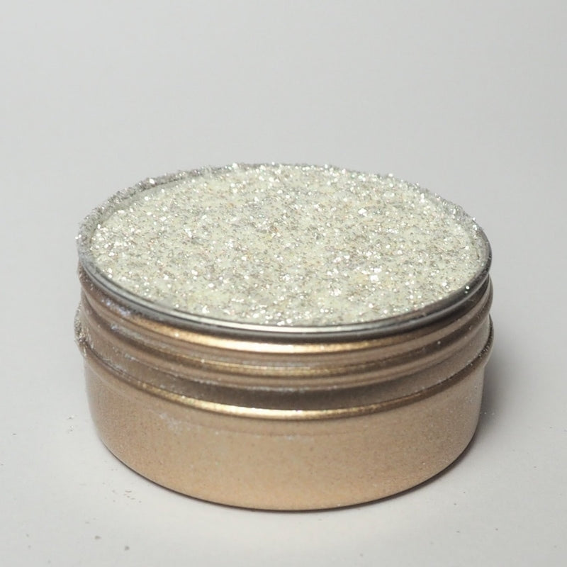 Eco Lovers Eat Me Glitter Clear 20 ml er en liten, rund metallbeholder fylt med fint, spiselig hvitt glitter - perfekt som kakepynt eller drikkeglitter for å gi glitter til enhver godbit.