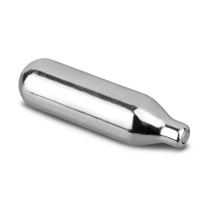 En GrowlerWerks 16 g Nitro (N2O)-patronflaske fra 5-pakningssettet ligger på siden mot en hvit bakgrunn.